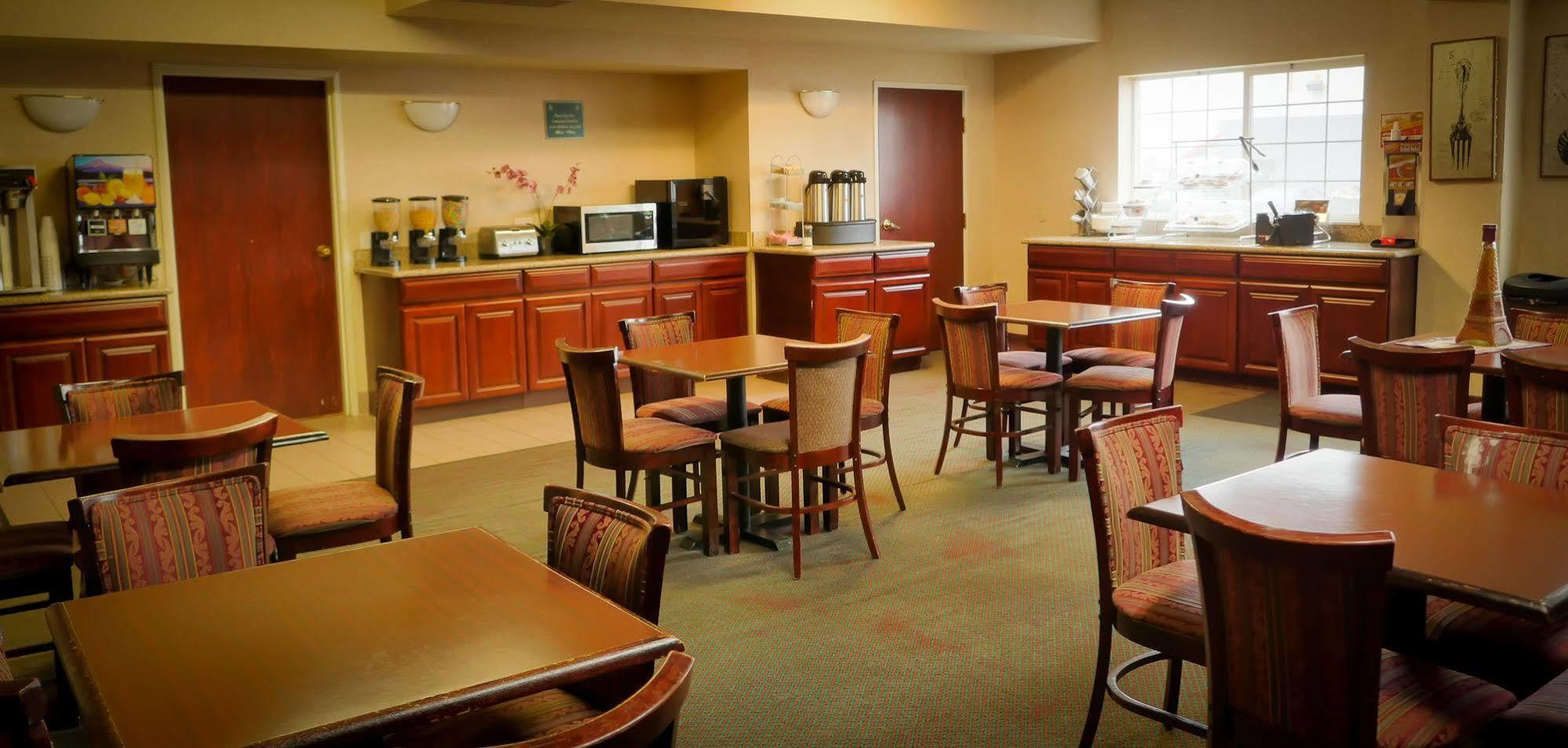 Portland Suites Airport East 외부 사진